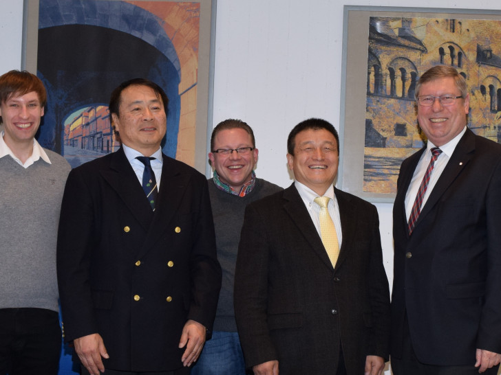 Von links: Karl-Heinz Borchers, Kendowart des JKSC Goslar, Sebastian Both, Vizepräsident des Niedersächsischen Kendoverbandes, Kendo-Lehrmeister Masahide Fukuta, Sascha Feier, Sportsachbearbeiter der Stadt Goslar, Kendo-Lehrmeister Shigeru Yonekura, Erster Stadtrat Burkhard Siebert und Sven Busse, Fachdienstleiter Bildung und Soziales. Foto: Vanessa Nöhr