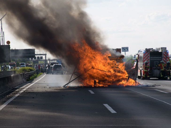 Der Transporer samt Ladung brannte vollkommen aus. Dabei wurde die Fahrbahn der Autobahn beschädigt. Foto: Polizei Braunschweig