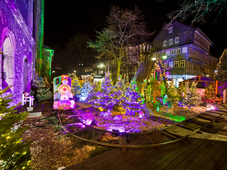 Die Kindereisenbahn lädt zu Fahren durch den Mini-Weihnachtsmarkt ein. Foto: Goslar Marketing