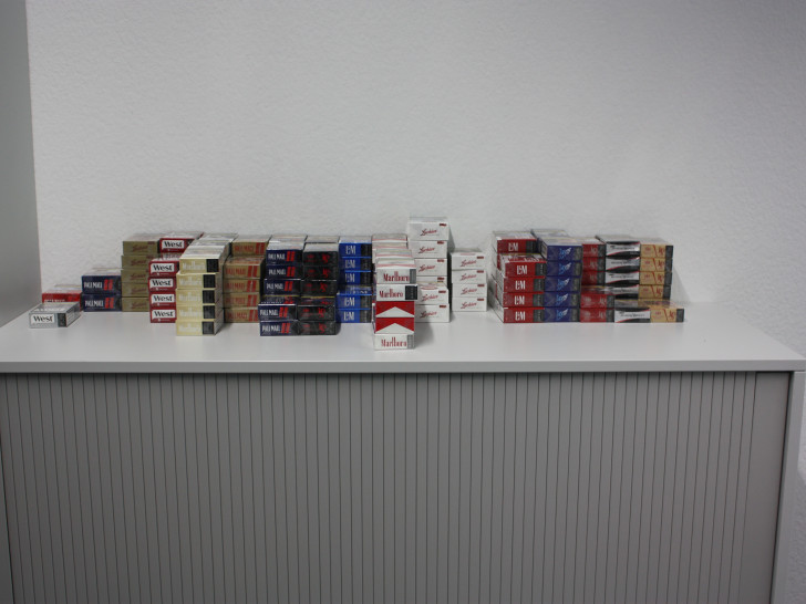 900 Schachteln Zigaretten soll der Mann zu Hause gebunkert haben. Foto: Polizei