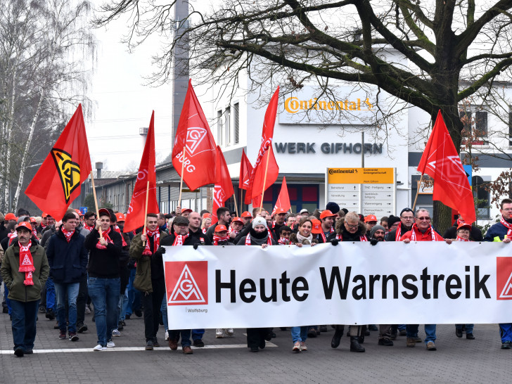 Zirka 350 Kolleginnen und Kollegen von Conti aus Früh- und Normalschicht legten ab 9 Uhr die Arbeit nieder. Foto: IG Metall Wolfsburg