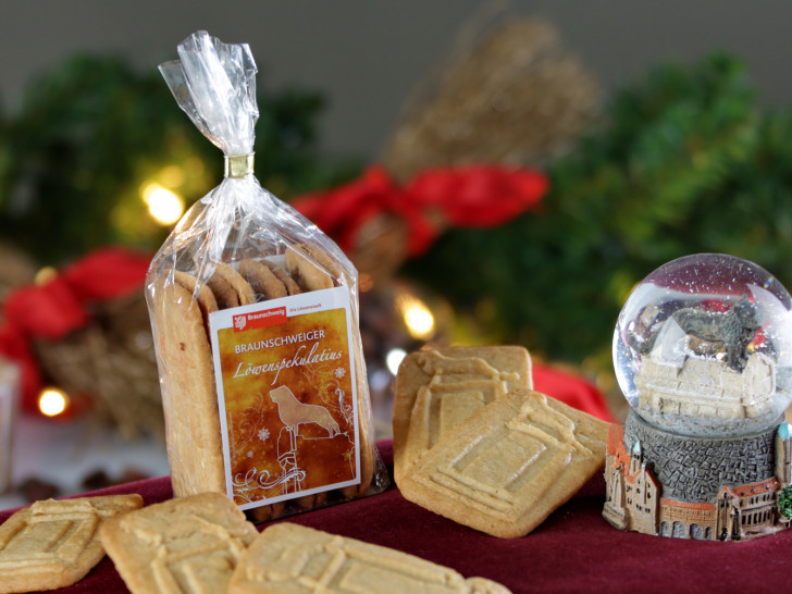 Die Schneekugel mit dem Braunschweiger Löwen und die Braunschweiger Löwenspekulatius sind die weihnachtlichen Neuzugänge des Sortiments der Touristinfo in der Kleinen Burg. Foto: Braunschweig Stadtmarketing GmbH/Sascha Gramann