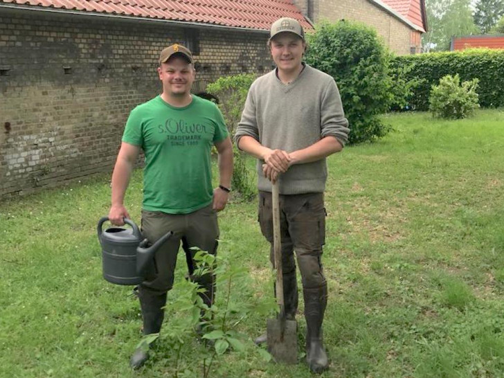 Im Kirchgarten pflanzen Vorsitzender Jörn Alpers (r.) und Ortsbürgermeister Tobias Schliephake (l.) einen der sechs angeschafften Spätblüher. Foto: Privat