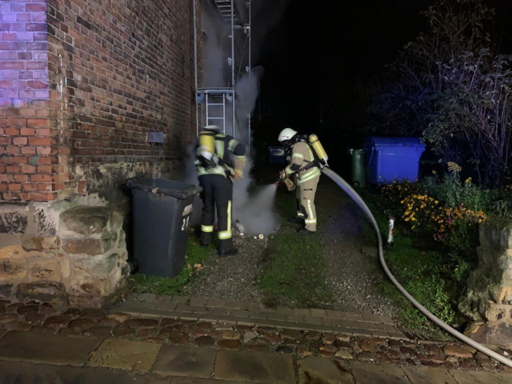 Die Feuerwehrleute im Einsatz.

Foto: Ortsfeuerwehr Helmstedt