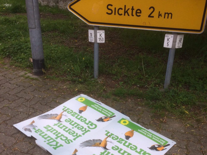 Die Wahlplakate der Grünen  wurden im Sickter Stadtteil Hötzum mutwillig zerstört. Foto: Grüne Sickte