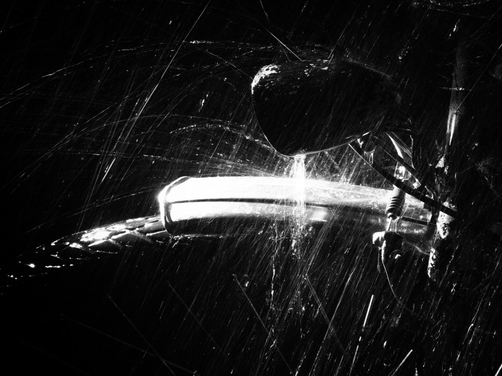 Ein Fahrrad nachts im Regen. Foto: Hans-Joachim Müller