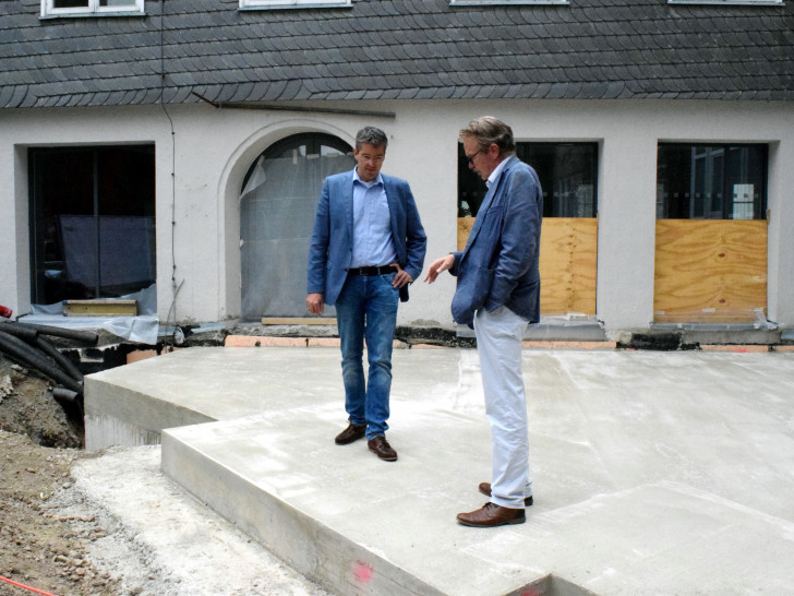 Oberbürgermeister Dr. Oliver Junk (links) und Christoph Gutmann begutachten die neue Bodenplatte vor dem Goslarer Museum. Foto: Stadt Goslar