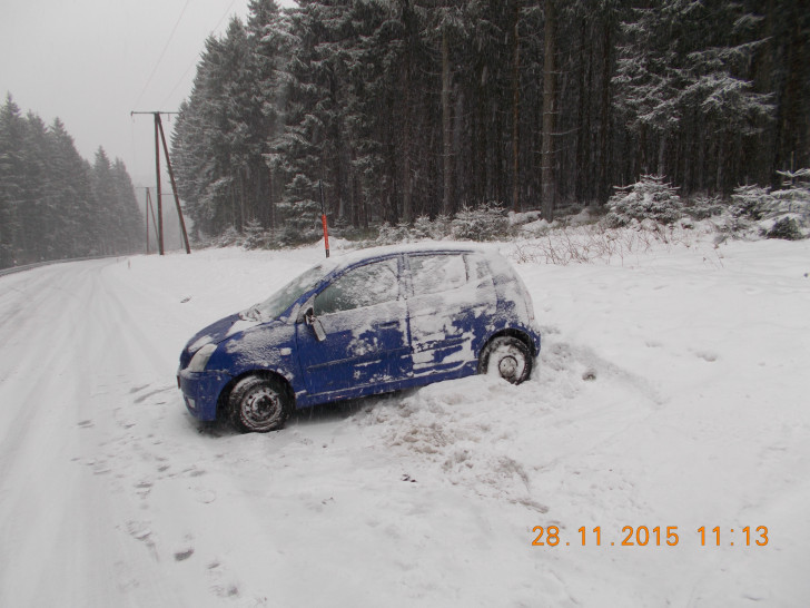 Der Wintereinbruch führte im Bereich Clausthal-Zellerfeld zu mehreren Unfällen. Dabei wurde ein Mann verletzt. Fotos: Polizei