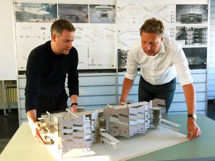 Die Architekten Jan Holzhausen und Wolfgang Sunder an einem Flughafenmodell. Foto: IIKE/TU Braunschweig