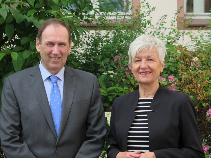 Landrätin Christiana Steinbrügge begrüßt Tiefbau-Werksleiter Torsten Ruhe in der Landkreis-Verwaltung. Foto: Landkreis Wolfenbüttel