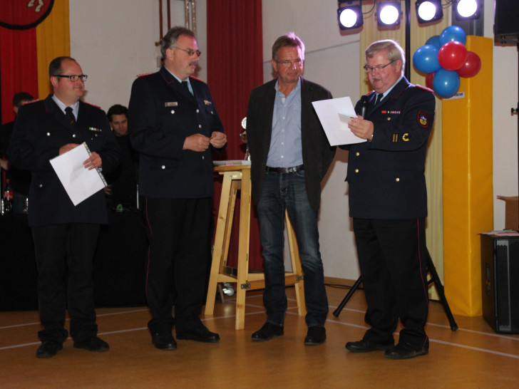 Fabian Anders, Maik Wermuth, Egbert Rippel gratulierten Dirk Gremmel zur 40-jährigen Mitgliedschaft. Foto: Andreas Meißner