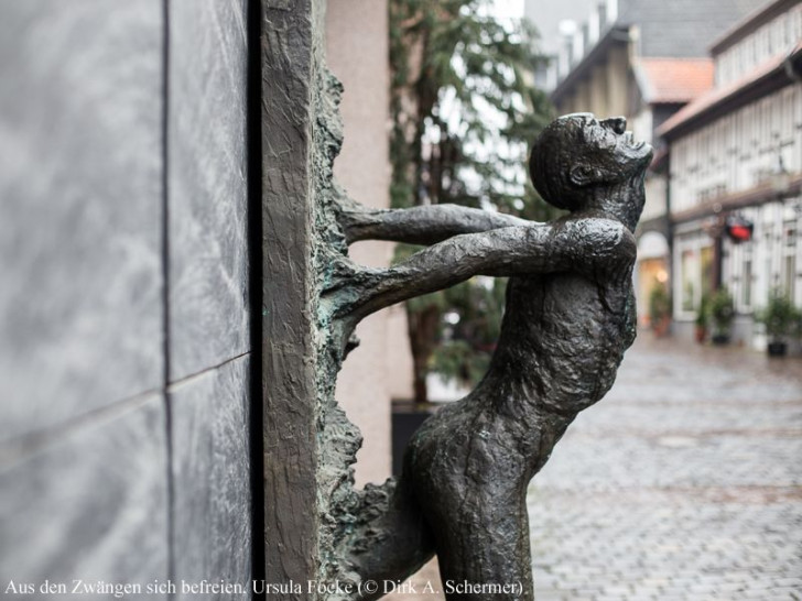 „Aus den Zwängen sich befreien“ von Ursula Focke befindet sich an der Nordseite von Karstadt und ist eines der rund 200 Kunstwerke, auf die die neue Fotostrecke hinweist. Foto: Dirk A. Schermer
