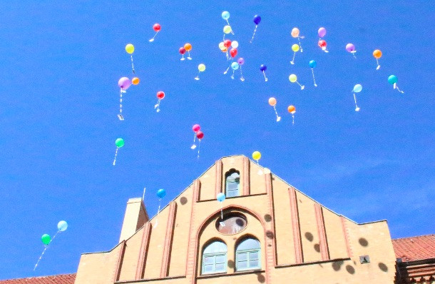 Über 40 Luftballons steigen in den blauen Himmel. Fotos: Max Förster