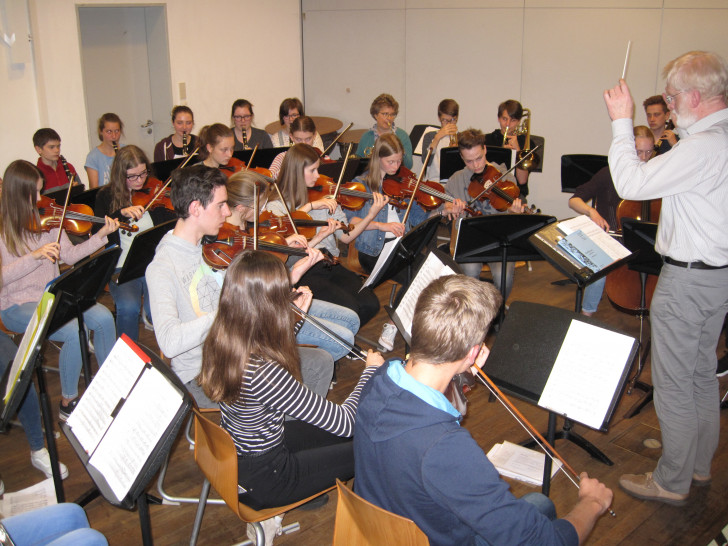 Das Schulorchester der Großen Schule bei der Orchesterprobe für das Jubiläumskonzert im Dr. Oskar-Sommer-Haus. Fotos: Große Schule