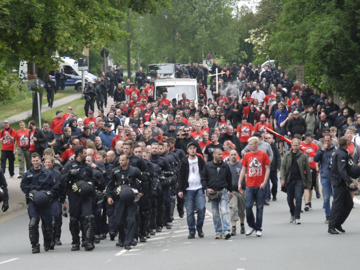 Der Zug der Rechten wurde von der Polizei begleitet. Fotos: Alexander Panknin