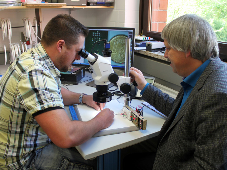 Ronny Franke, Student im Studiengang Automatisierung und Energiesysteme (links) und Prof Dr Karl-Dieter Tieste arbeiten an der Platine mit SMD Bauteilen. Foto: Privat