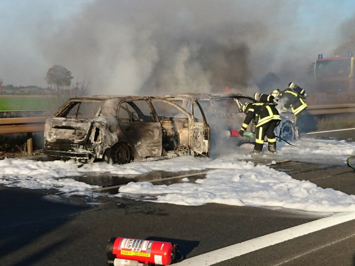 Die Fahrzeuge brannten vollständig aus. Foto: Rudolf Karliczek