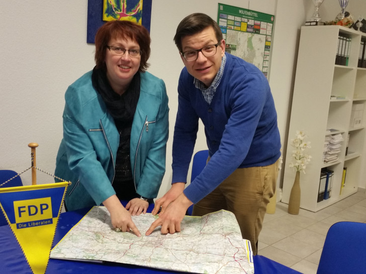 Bettina Otte-Kotulla, Kreistagskandidatin Samtgemeinde Sickte, und Björn Försterling MdL, zeigen auf der Landkarte auf potenzielle Schulstandorte. Foto: Privat