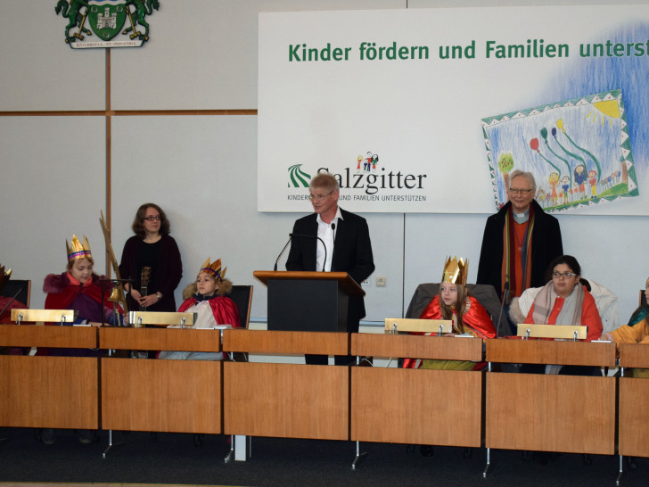 Oberbürgermeister Frank Klingebiel bei der Begrüßung der Sternsinger im Ratssaal. Fotos: Stadt Salzgitter