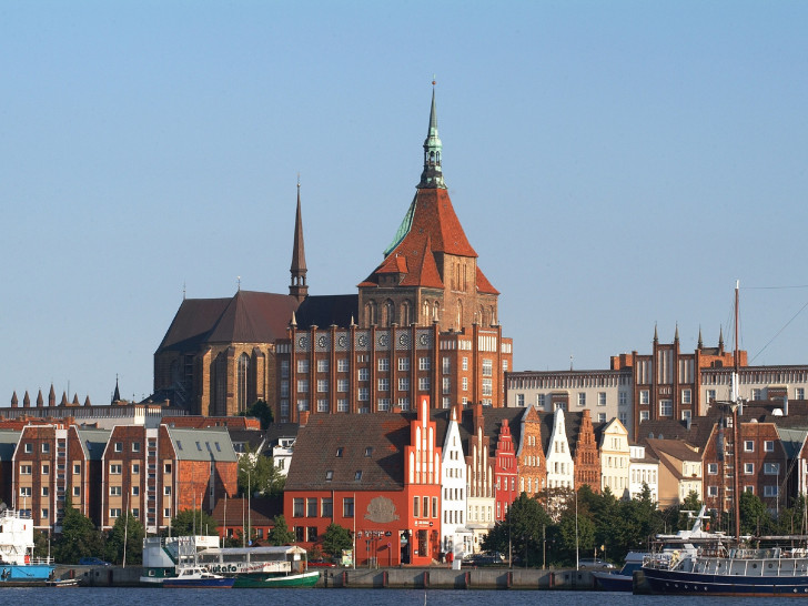 Das Stadtmarketing bietet eine Tagesfahrt mit dem Vier-Sterne-Fernreisebus zum Hansetag nach Rostock an, bei der die Teilnehmerinnen und Teilnehmer ein buntes Fest rund um die Sehenswürdigkeiten wie die Petrikirche (siehe Bild), den Hafen oder den Alten Markt erleben. Foto: Nordlicht