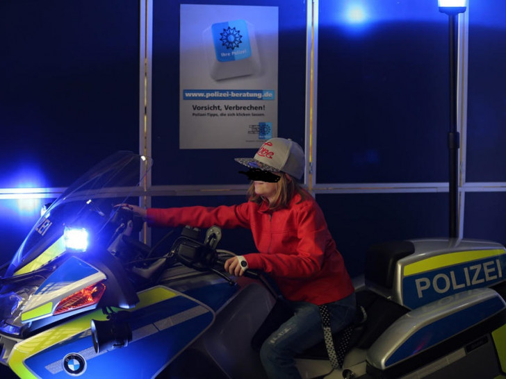 Für die "Kleinen" steht ein Polizeimotorrad "zum Anfassen" zur Verfügung. Foto: Polizei