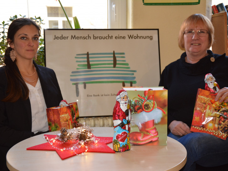 Jenny Thiele-Meier und Bärbel Schuster packen wieder bunte Weihnachtstüten. Foto: Ambulante Hilfe