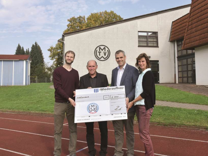 Sebastian Himburg (Organisation Stadtlauf mit Hilke Beyersdorff – ganz rechts), Vorsitzender Klaus Dünwald und Dshay Herweg (Marketingleiter  der Baugenossenschaft Wiederaufbau e.G.) Foto: privat