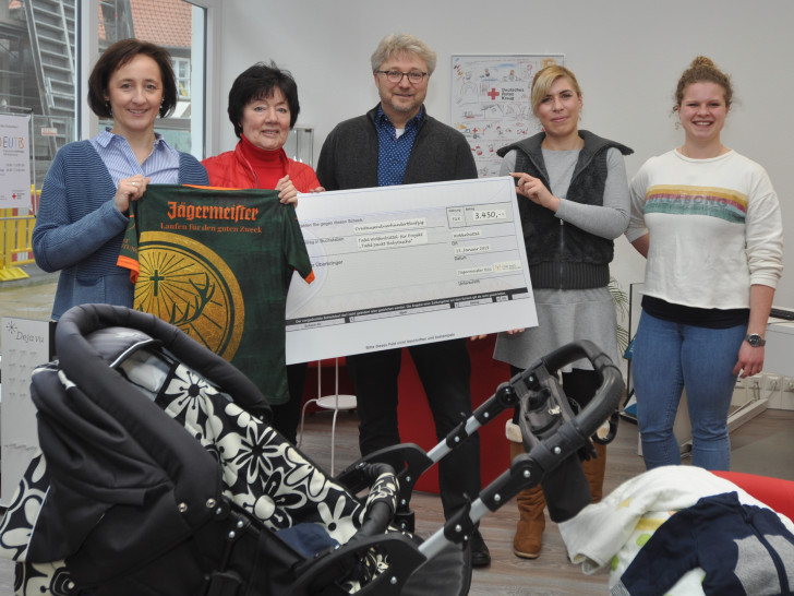 Manja Puschnerus (links) überreichte zusammen mit Veronika Völkel (von rechts) und Jasmin Krebs den Spendenscheck an Uwe Rump-Kahl und Juliane Liersch. Foto: DRK