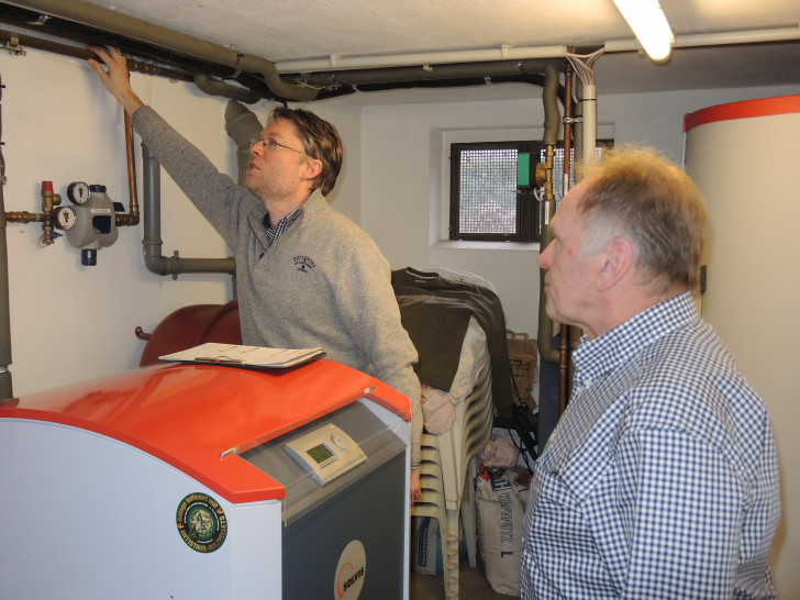 Energieberater Martin Leifhelm erklärt vor Ort, an welchen Rohren noch Dämmung nachgerüstet werden sollte. Foto: Landkreis