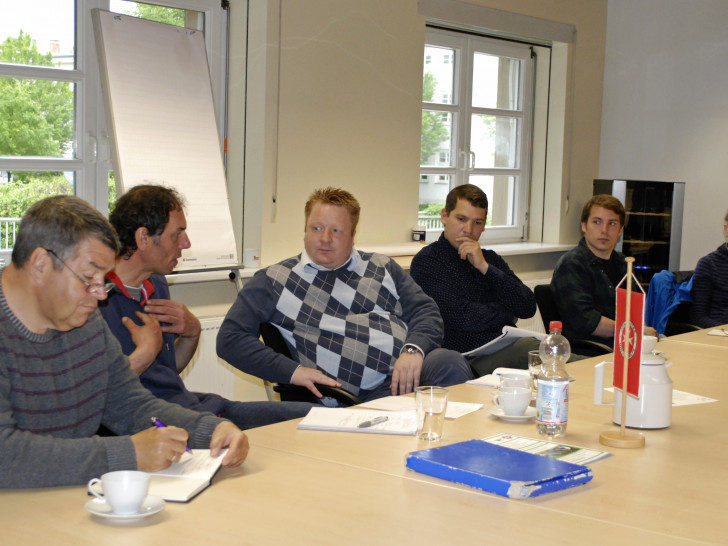 Von links: Michael Ludwig, Pfarrer der Evangelisch-lutherischen Kirchengemeinde Braunschweig-Weststadt, Michael Lehmann vom Verein Stadtteilentwicklung Weststadt e. V., Marc Wegner, Johanniter-Dienststellenleiter im Ortsverband Braunschweig, Paul Dattke, Johanniter-Integrationsmanager, Max Grimm, Auszubildender, und Barbara Klerings von der Freiwilligenagentur Braunschweig-Wolfenbüttel tauschten sich mit weiteren Vertretern von Vereinen und Institutionen zu niederschwelligen Angeboten für Flüchtlinge in der Braunschweiger Weststadt aus. Foto: Johanniter-Unfallhilfe e.V.
