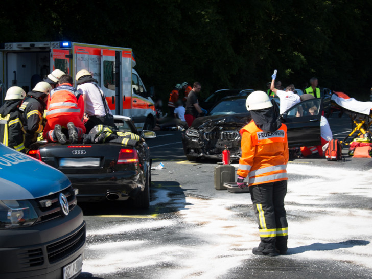 Zwei Autos sind ineinander gefahren. Dabei wurden fünf Personen verletzt, davon zwei Kinder. Foto: Werner Heise