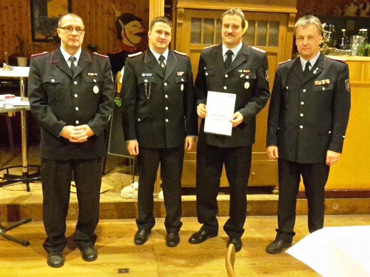 Holger Neddermeyer bekam die Ehrennadel der Feuerwehr-Unfallkasse Niedersachen verliehen. Foto: Privat
