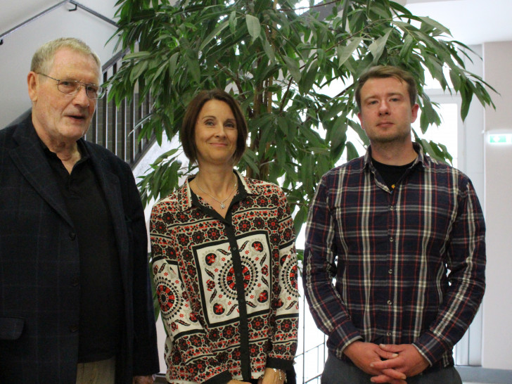Das Café Clara stellt sein neues Projekt"Spritzentausch-Konzept" vor. Von links: Vorsitzender des Fördervereins Dr. re. nat. Henning Roloff, Einrichtungsleiterin Simone Wieczorek und Mitarbeiter Lukasz Pobieda. Foto: Max Förster