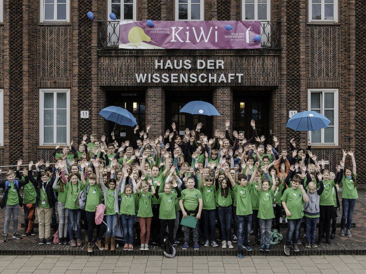 Gruppenbild der KiWi-Nachwuchswissenschaftler vor dem Haus der Wissenschaft Braunschweig. Fotos: Haus der Wissenschaft Braunschweig/Florian Koch 