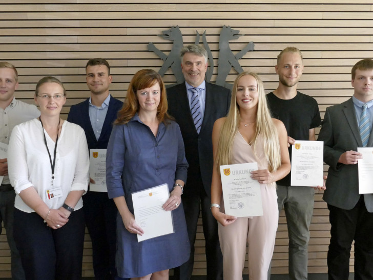 Von links: Hauke Mattern, Nicole Papenberg (Ausbildungsbeauftragte), Niklas Dutke, Melanie Fries, EKR Heiß, Carlene Kunze, Marius Küpper, Florian Rüscher. Foto: Landkreis Peine 