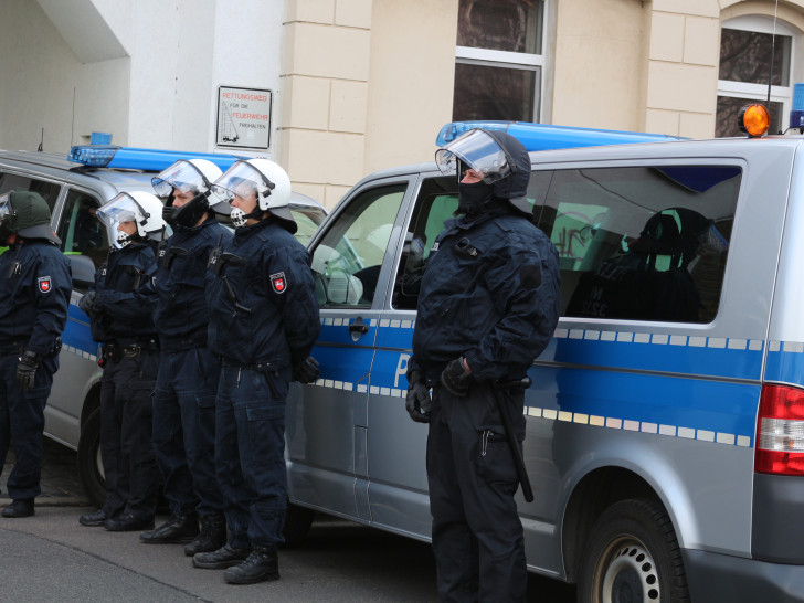 Braunschweiger Polizeibeamte sollen auf einer Demo in Göttingen brutal gegen einen Demonstranten vorgegangen sein. Symbolbild: Robert Braumann