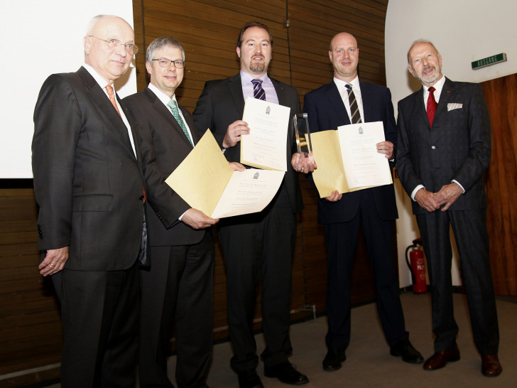 Wolf-Michael Schmid, Prof.Wolfgang Viöl, Dr.Andreas Helmke, Dr.Dirk Wandke und Prof.Gramm (von links), bei der Preisübergabe. Foto: Siegfried Nickel