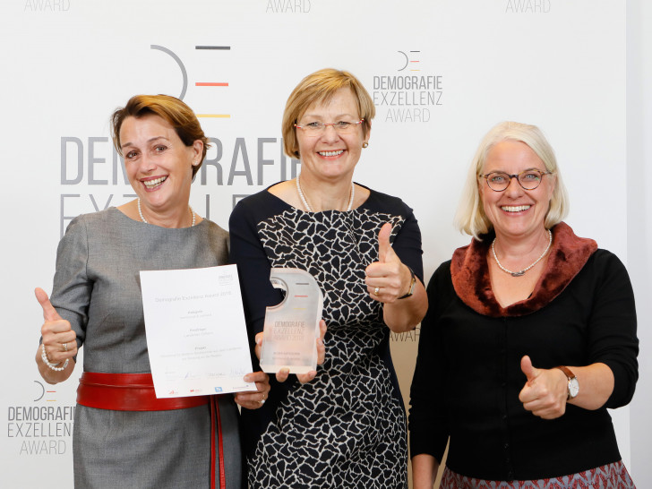 Dr. Monika Kuba, Christine Gehrmann und Ulla Evers bei der Preisverleihung. Foto: Demografie Exzellenz e.V./Landkreis Gifhorn