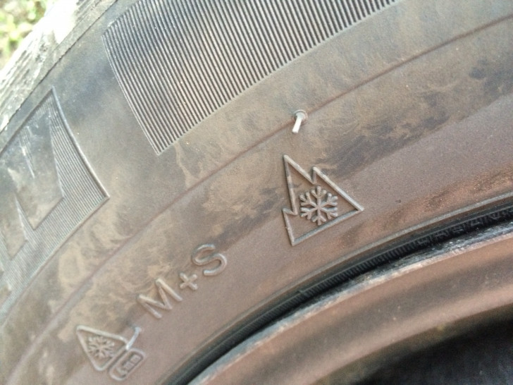 Die Kennzeichnung auf dem Reifen verrät, ob er für Schnee und Glätte geeignet ist.