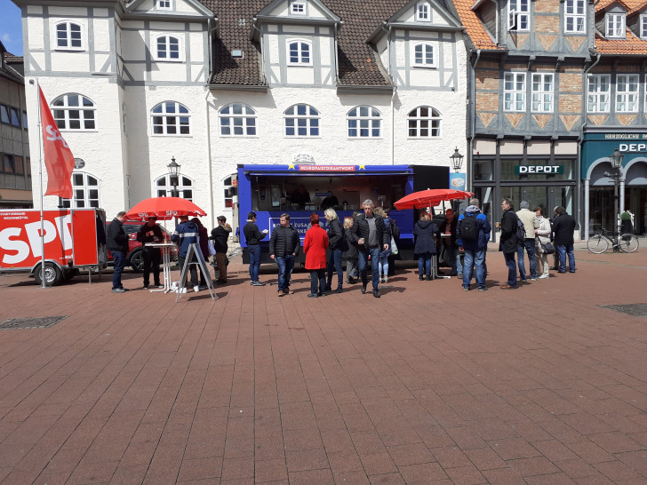 Die SPD verteilte Dienstagmittag Belgische Waffeln in der Innenstadt. Foto: Lennie Meyn