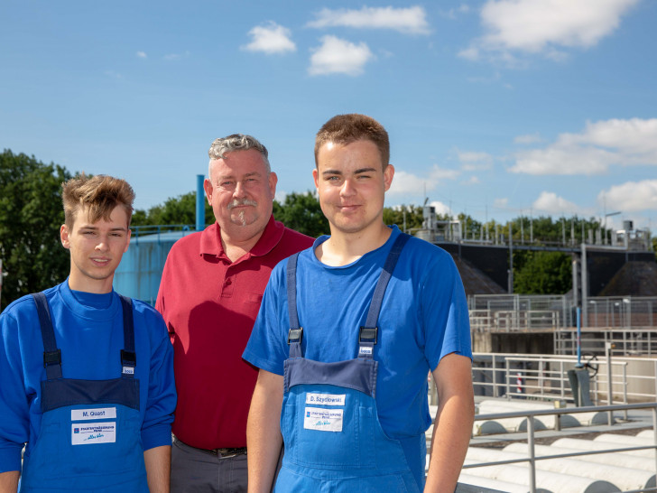 Der neue Auszubildende Marvin Quast, Ausbildungsleiter Robert Keitemeier und Danny Szydlowski bei der Stadtentwässerung Peine. Foto: SEP