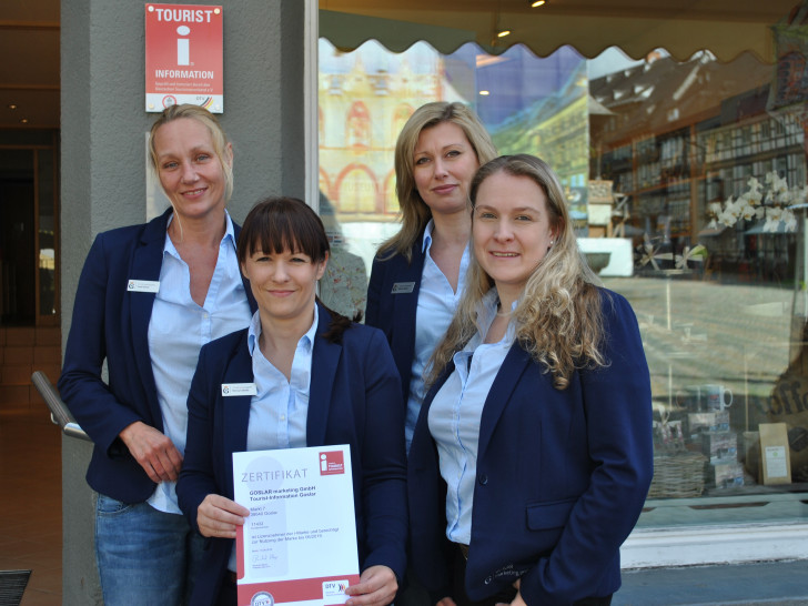 Mitarbeiterinnen der Tourist-Information Goslar präsentieren das Zertifikat des DTV. Foto: Goslar Marketing GmbH