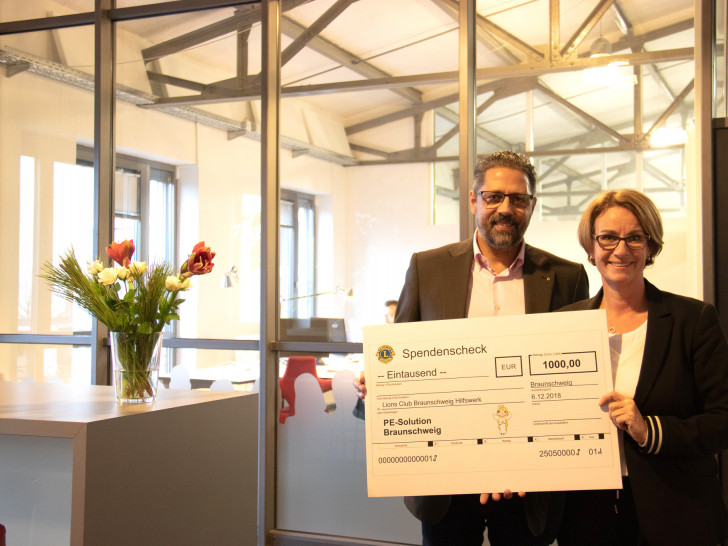 Detlef Ohlms (Lions Club Braunschweig) und Carolin Weise (Fa. PE-Solution). Foto: Lions Club Braunschweig
