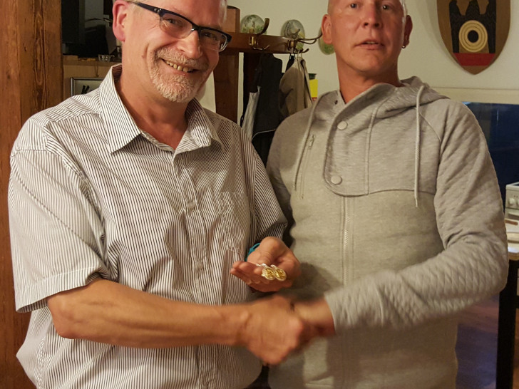 Der Schatzmeister Holger Loest (links) und der Gewinner, der 1. Vorsitzende Julius Rühmann. Foto: PGM