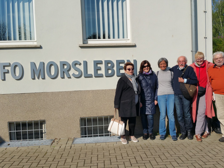 Vor dem Info-Zentrum Morsleben (von links) Svetlana Margolina (Minsk/Belarus), Anna Fitseva (Brest/Belarus),Toyo Washio (Düsseldorf), Dr. Benno Dalhoff (Soest), Ursula Geli (Oslo/Norwegen), Paul Koch (Uehrde). Foto: privat