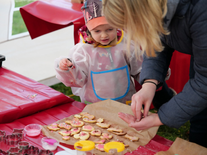 In der Kinderbäckerei konnten sich die kleinen Besucher des Weihnachtsmarktes im Backen ausprobieren. Foto: Evangelische Stiftung Neuerkerode