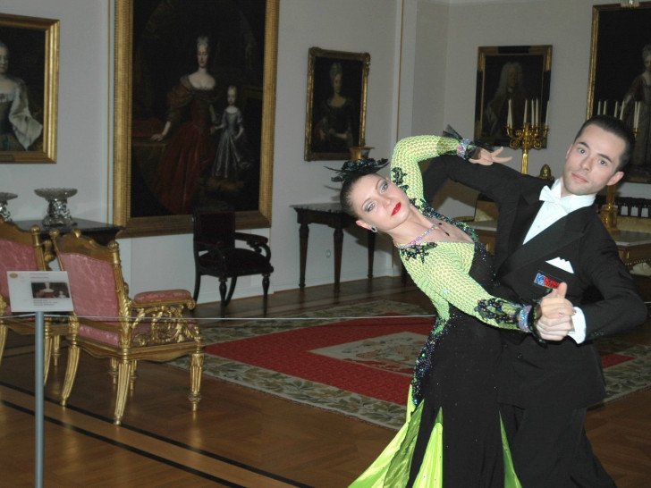Ein Tänzchen in den historischen Räumen.                                    Fotos: Schlossmuseum