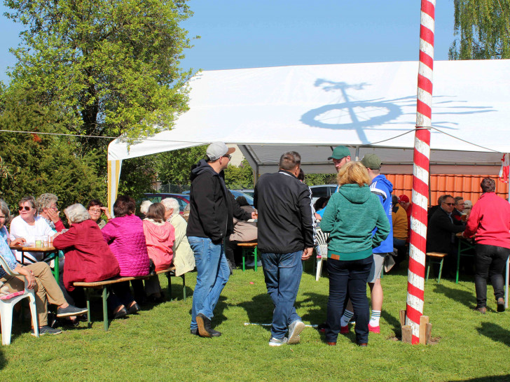In Roklum kamen am 1. Mai zahlreiche Gäste zum Maifest. Fotos: Bernd-Uwe Meyer