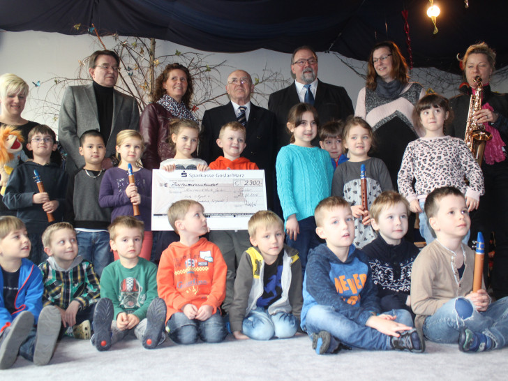 Mit einer Spende von 2.900 Euro unterstützt der Rotary Club Goslar das Projekt "Instrumentenkarussell. Fotos: Anke Donner 