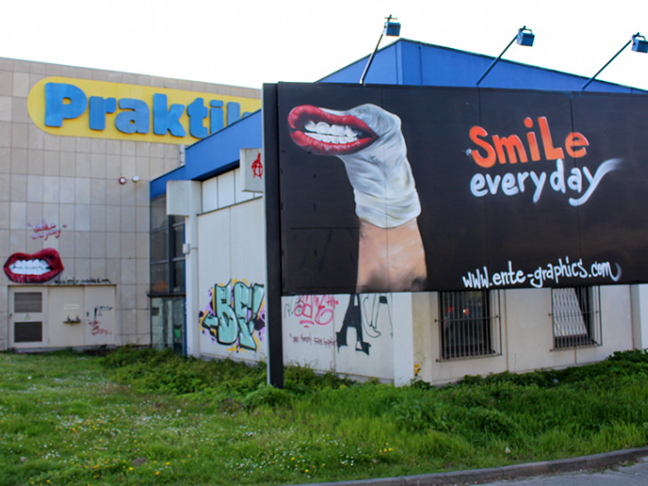 Am und im Gebäude mischen sich mittlerweile Graffitikunst und Schmierereien. Fotos: André Ehlers
